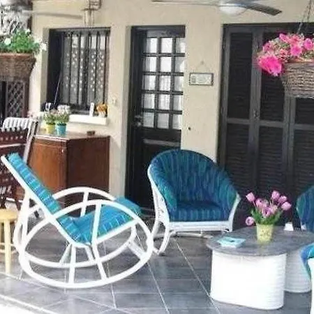 Mel & Bill's Paradise Block Apartment *
